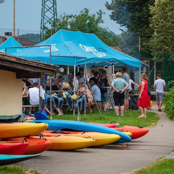 Druženje na klubskem pikniku ob čolnih in klubskih šotorih