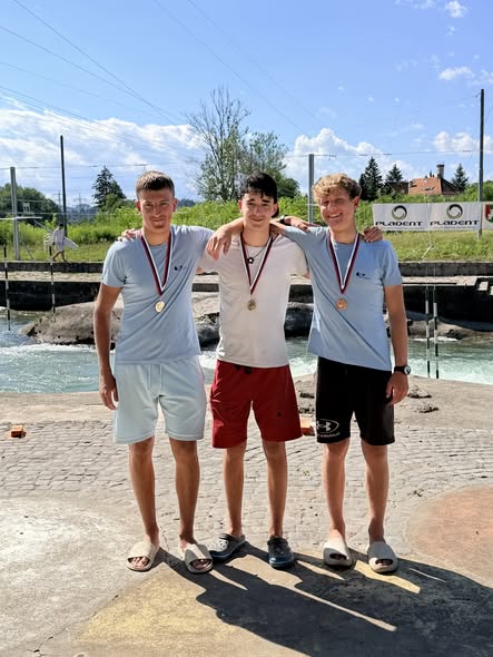 Tekmovalci z medaljami na podelitvi Mladi upi 2026