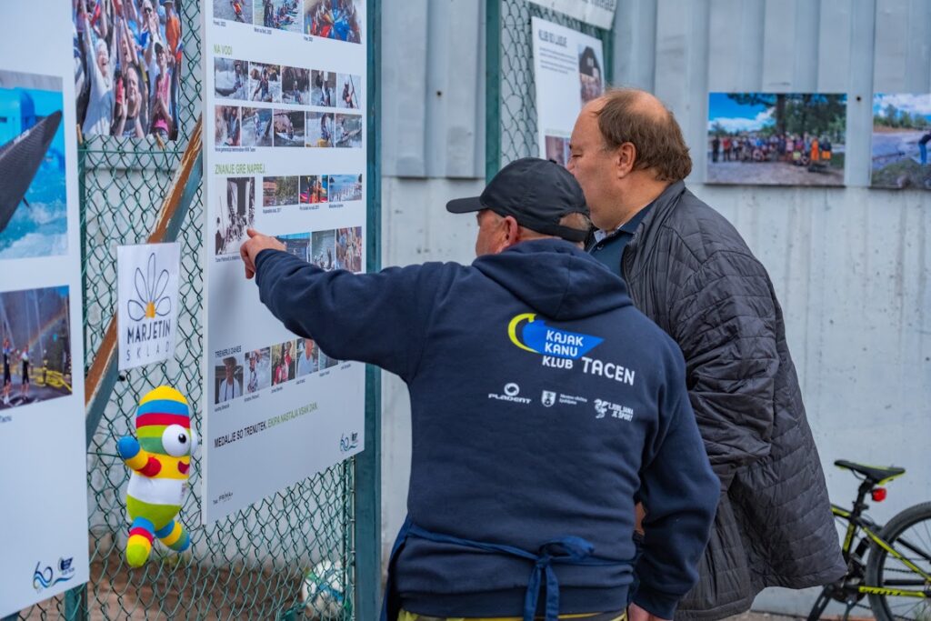 Obiskovalca obujata spomine ob panojih s fotografijami iz zgodovine KKK Tacen.